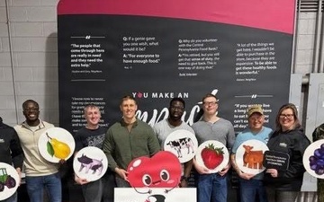 Team of NAVSUP WSS volunteers support community food bank