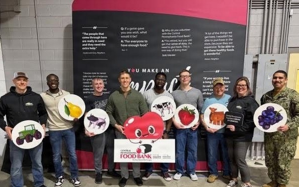 Team of NAVSUP WSS volunteers support community food bank