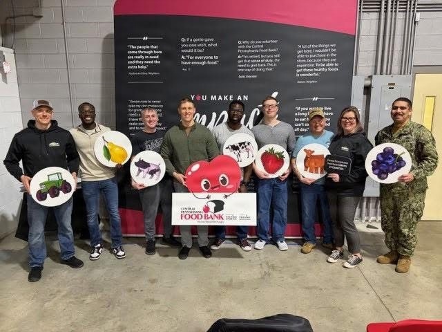 Team of NAVSUP WSS volunteers support community food bank