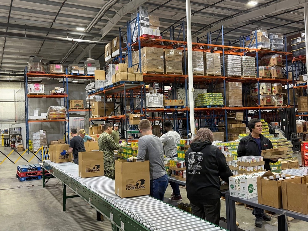 Team of NAVSUP WSS volunteers support community food bank