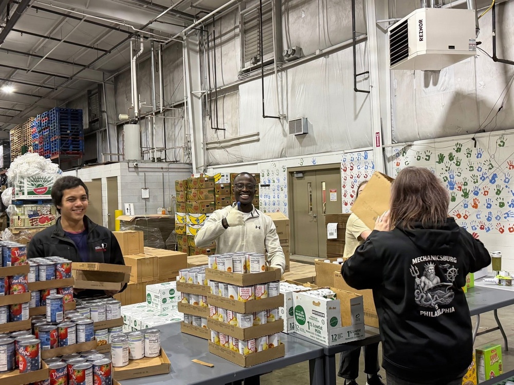 Team of NAVSUP WSS volunteers support community food bank