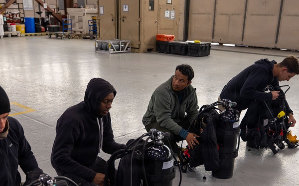 EOD conducts deep dive operations during ARCTIC EDGE 2026