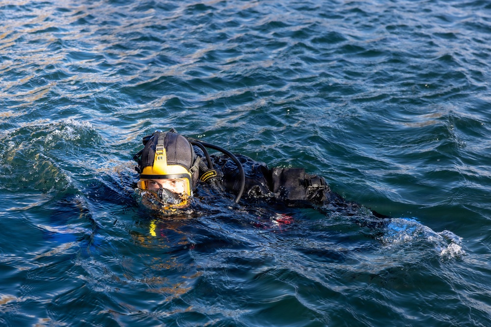 EOD conducts deep dive operations during ARCTIC EDGE 2026