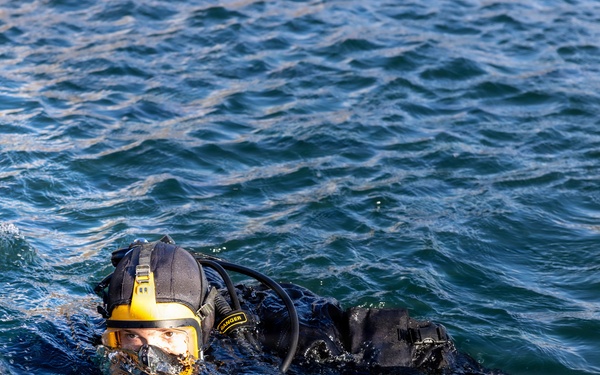 EOD conducts deep dive operations during ARCTIC EDGE 2026