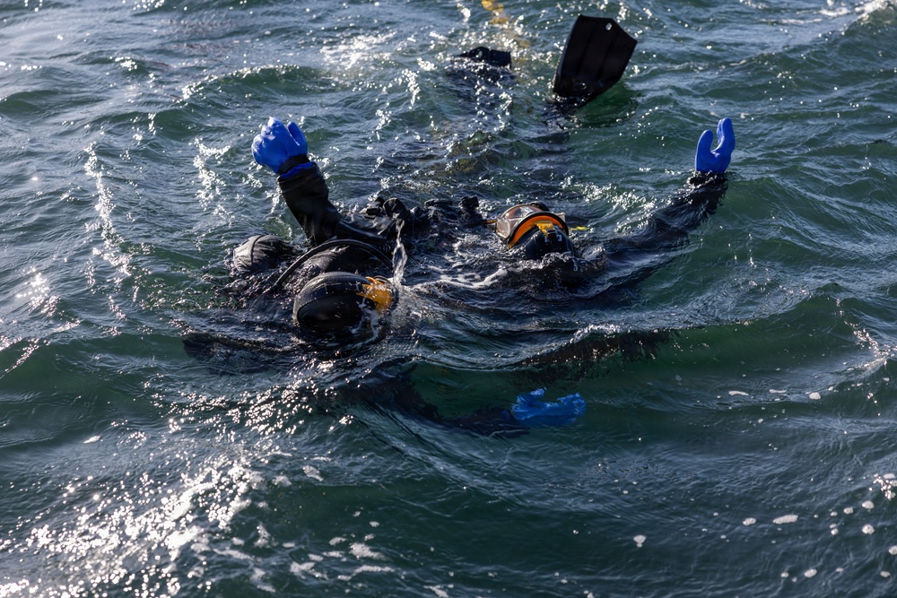 EOD conducts deep dive operations during ARCTIC EDGE 2026