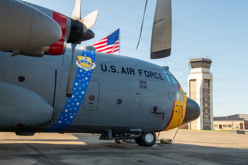 189th Airlift Wing Heritage Tail