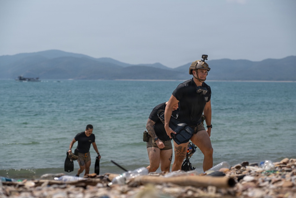 U.S. Navy and Royal Thai Navy EOD helocast from U.S. Army UH-60 Black Hawk