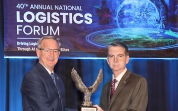 Lockhart receives GEN William G.T. Tuttle Jr Award for his leadership in transforming DeCA’s global logistics network