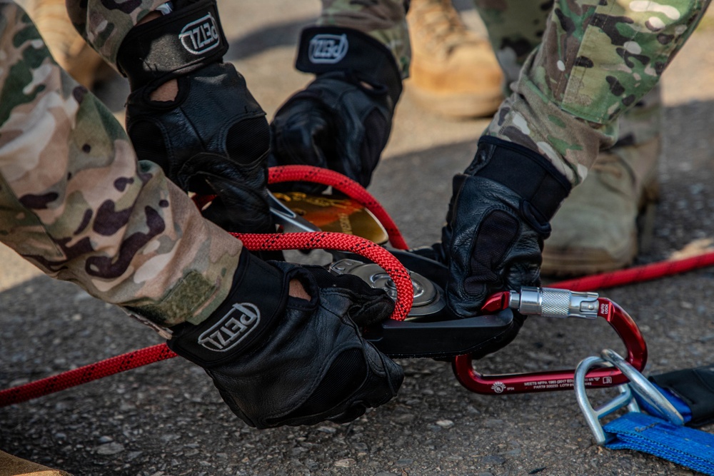 U.S. Airmen train Rope and Rescue at Vasco Nunez de Balboa