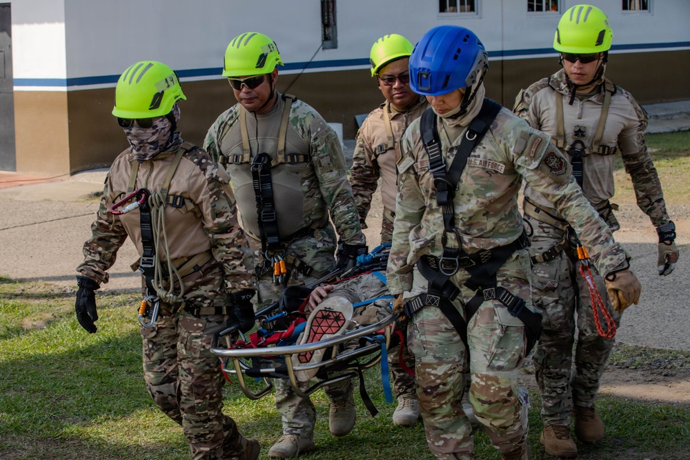 U.S. Airmen train Rope and Rescue at Vasco Nunez de Balboa