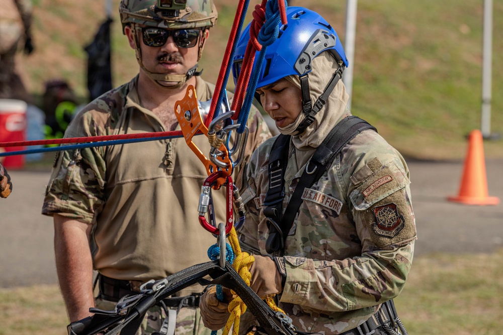 U.S. Airmen train Rope and Rescue at Vasco Nunez de Balboa