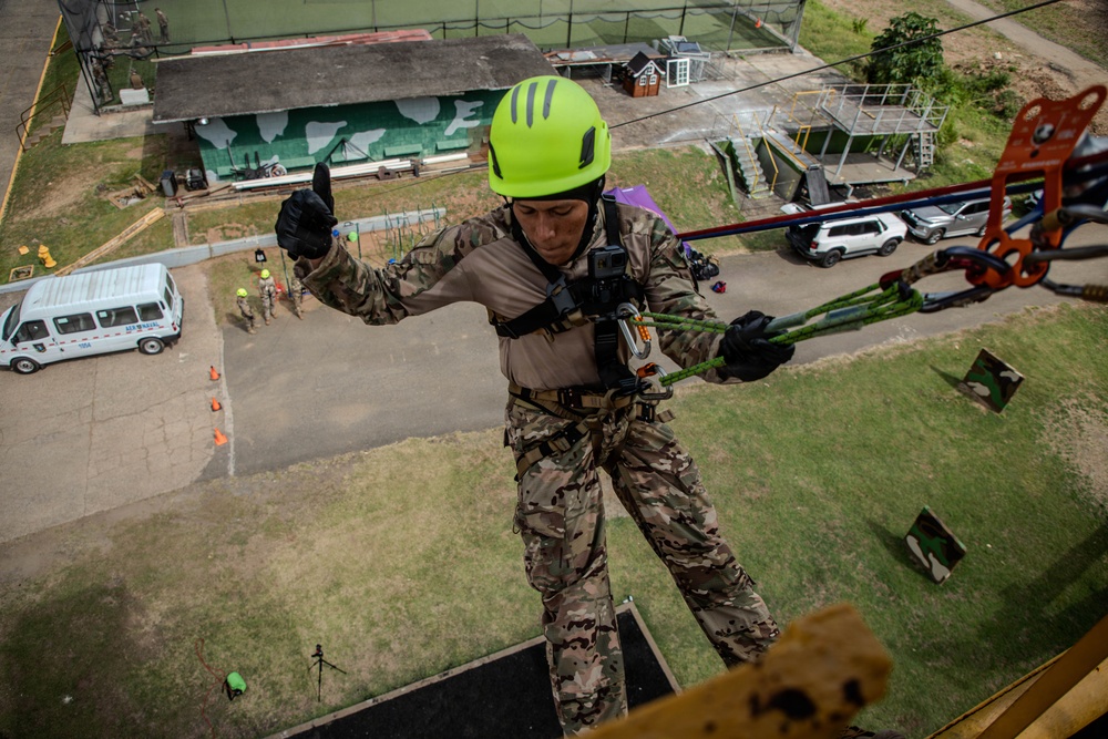 U.S. Airmen train Rope and Rescue at Vasco Nunez de Balboa