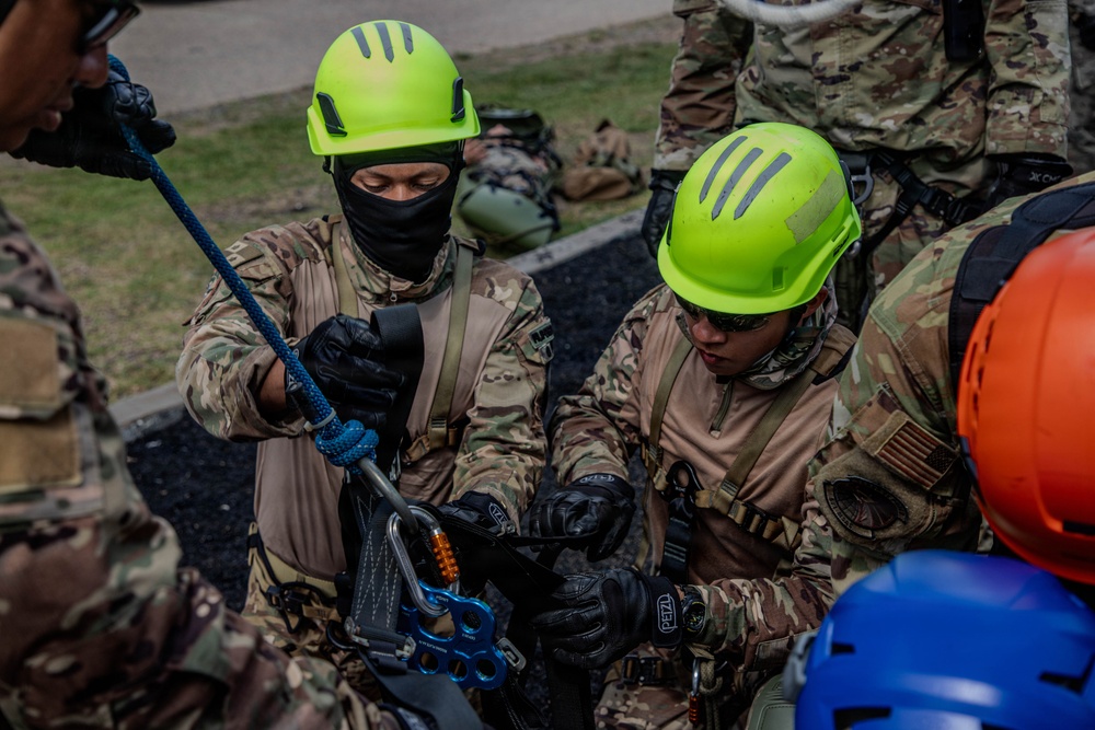 U.S. Airmen train Rope and Rescue at Vasco Nunez de Balboa