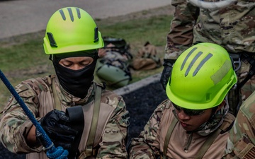 U.S. Airmen train Rope and Rescue at Vasco Nunez de Balboa
