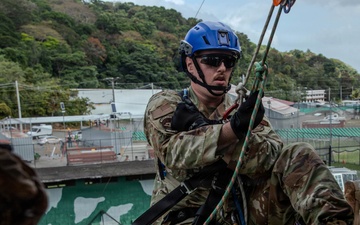 U.S. Airmen train Rope and Rescue at Vasco Nunez de Balboa