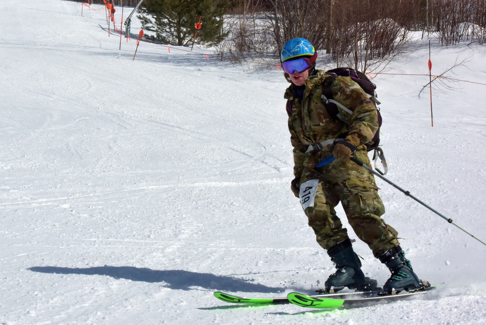Mountain Battalion competes in Stowe Skimo race