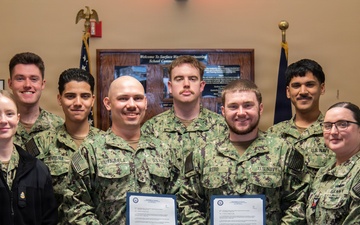 Surface Warfare Engineering School Command (SWESC) Great Lakes MWR Presents Letters of Appreciation to Students