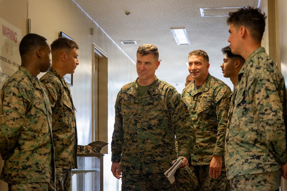 III Marine Expeditionary Force Deputy Commanding General visits 5th Air Naval Gunfire Liaison Company