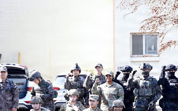 U.S., ROK and local police K-9 teams pose for group photo