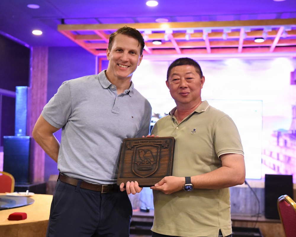 U.S. Army and Royal Thai Army gift exchange