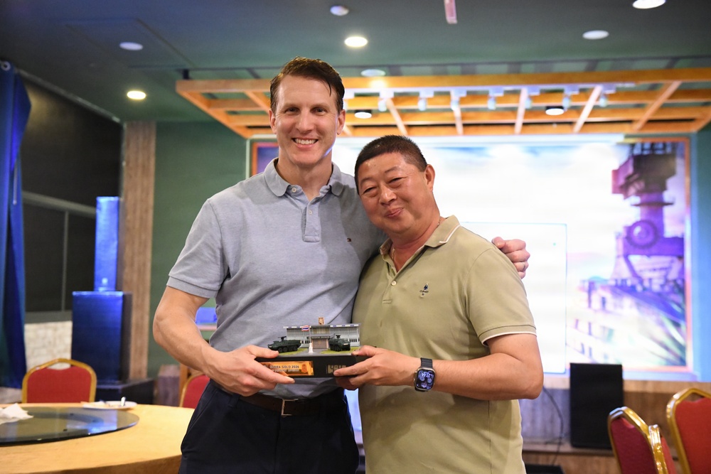 U.S. Army and Royal Thai Army gift exchange