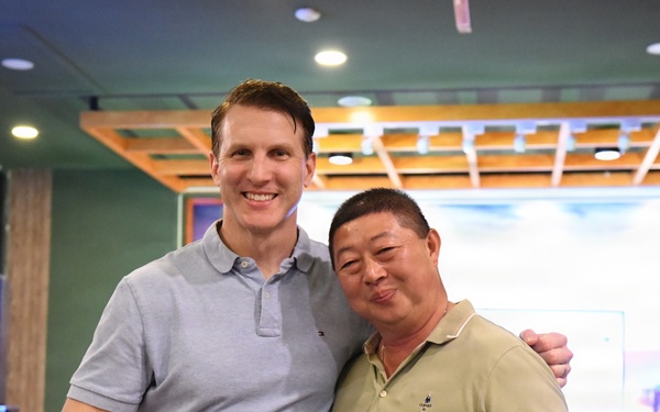 U.S. Army and Royal Thai Army gift exchange