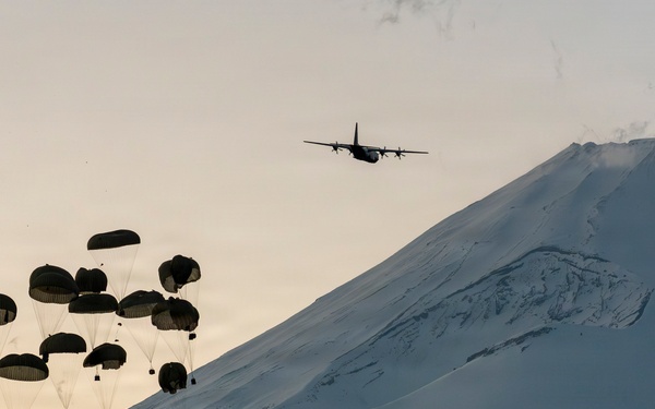 U.S., Japan conduct joint airborne operations during Airborne 26