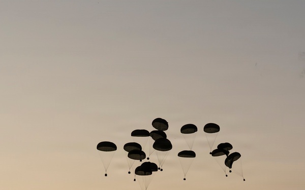 U.S., Japan conduct joint airborne operations during Airborne 26