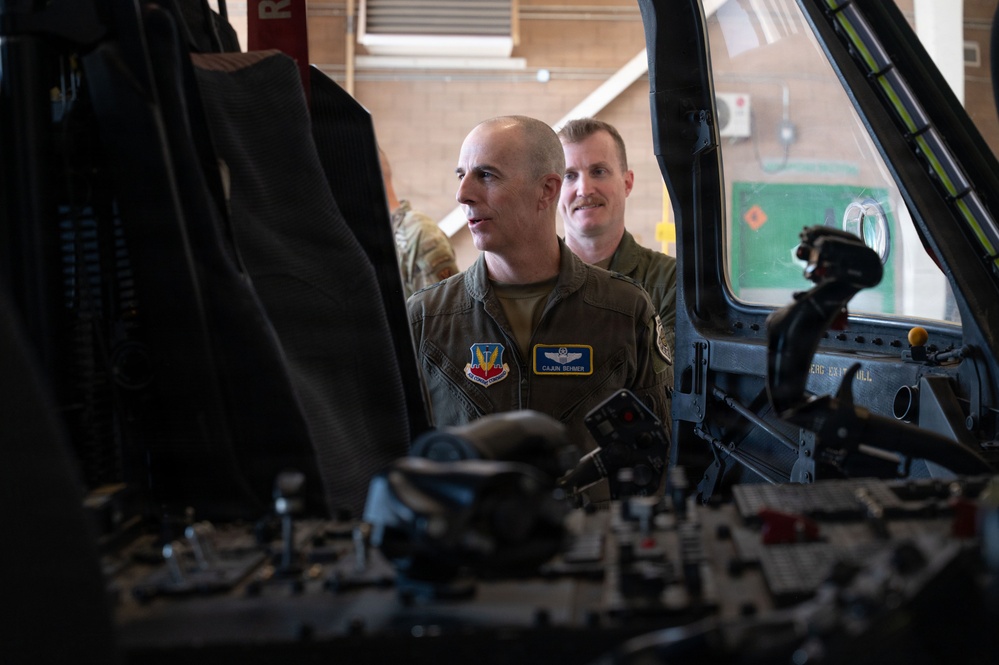 15th AF Command Team Visits DM