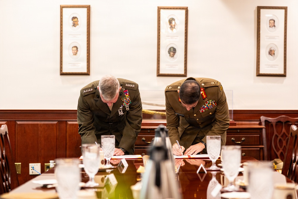 The Commandant, Gen. Eric M. Smith meets with the Chief of the Australian Army Lt. Gen. Simon Stuart