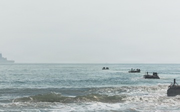 2nd AA Bn ACVs conduct shore-to-ship movement during TCAT 26.1
