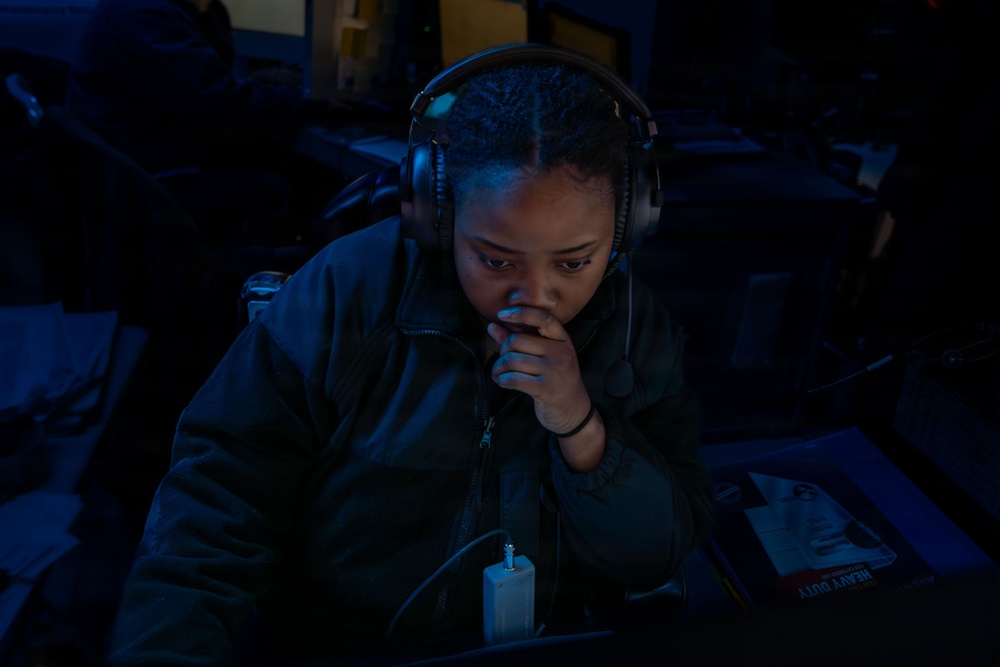 Watch standers aboard the USS Gonzalez (DDG 66)