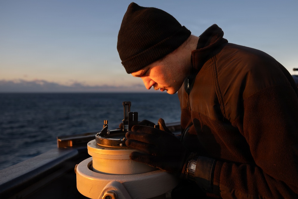 Watch standers aboard the USS Gonzalez (DDG 66)