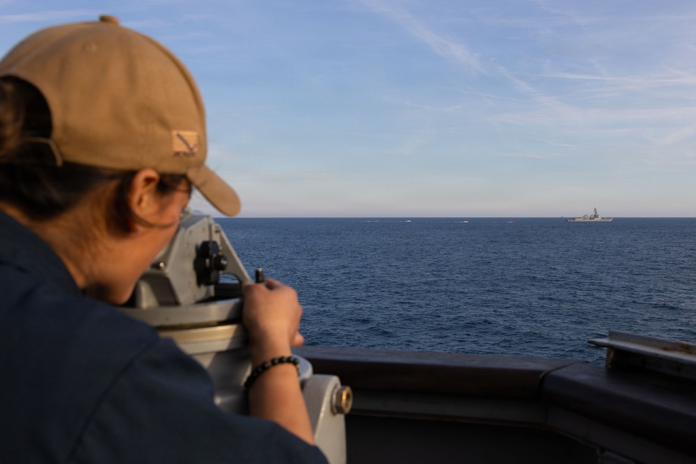 Watch standers aboard the USS Gonzalez (DDG 66)