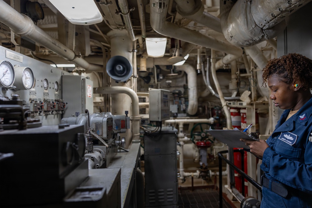 Watch standers aboard the USS Gonzalez (DDG 66)