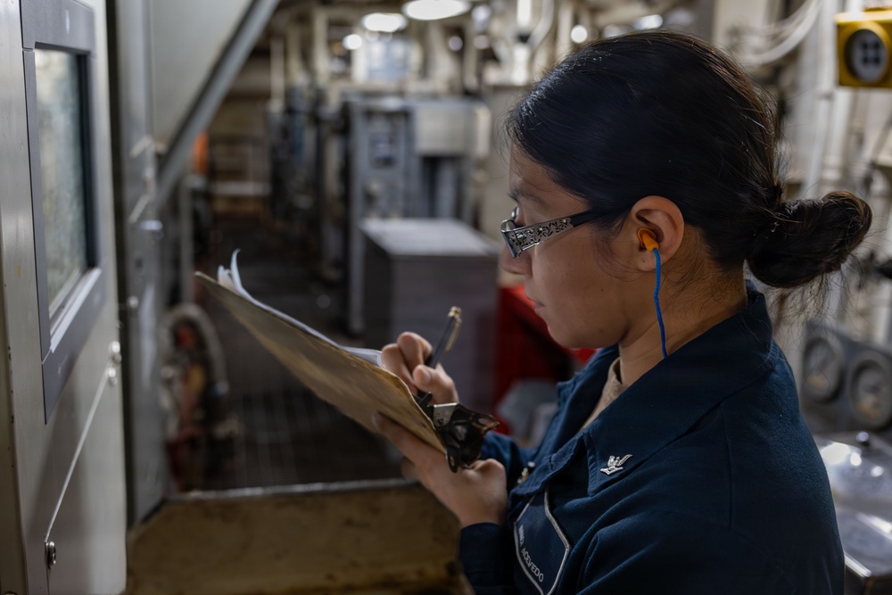 Watch standers aboard the USS Gonzalez (DDG 66)