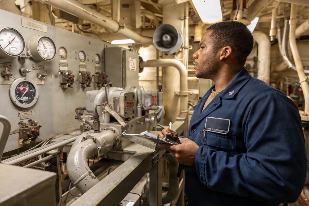Watch standers aboard the USS Gonzalez (DDG 66)