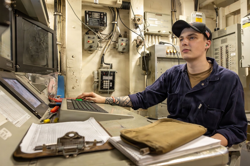 Watch standers aboard the USS Gonzalez (DDG 66)