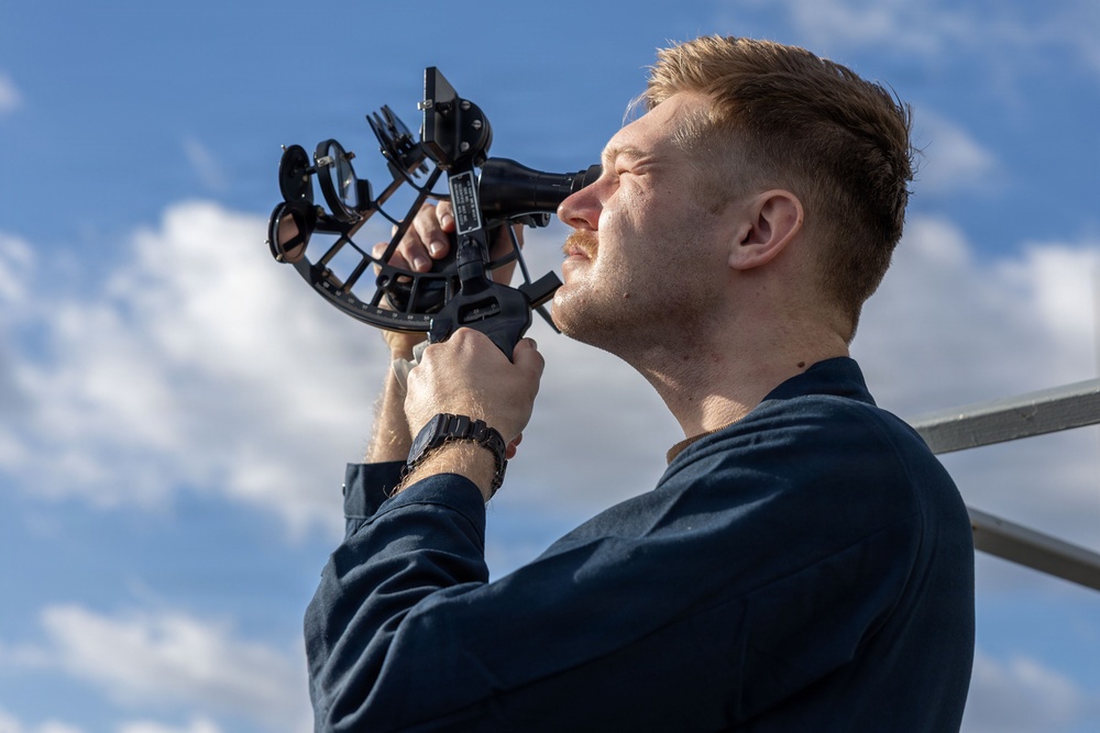 Watch standers aboard the USS Gonzalez (DDG 66)