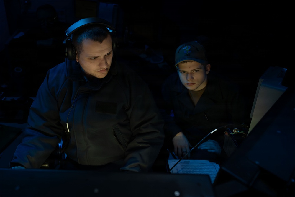 Watch standers aboard the USS Gonzalez (DDG 66)