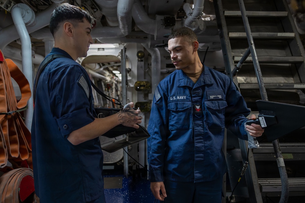 Watch standers aboard the USS Gonzalez (DDG 66)
