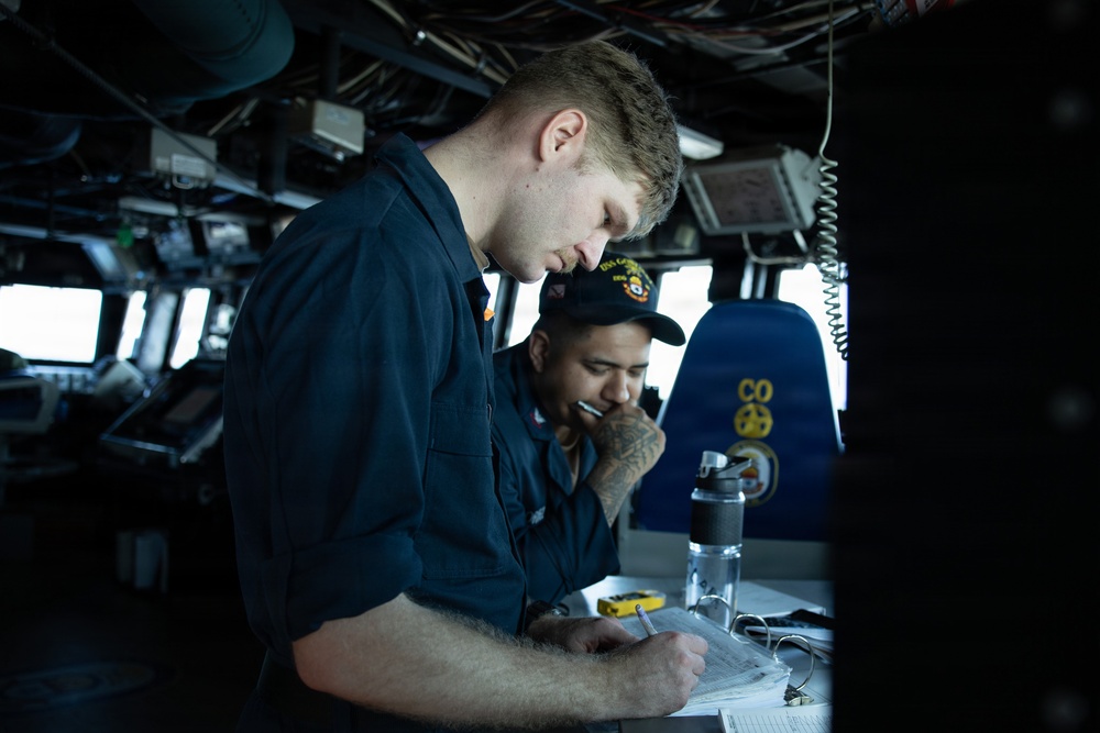 Watch standers aboard the USS Gonzalez (DDG 66)