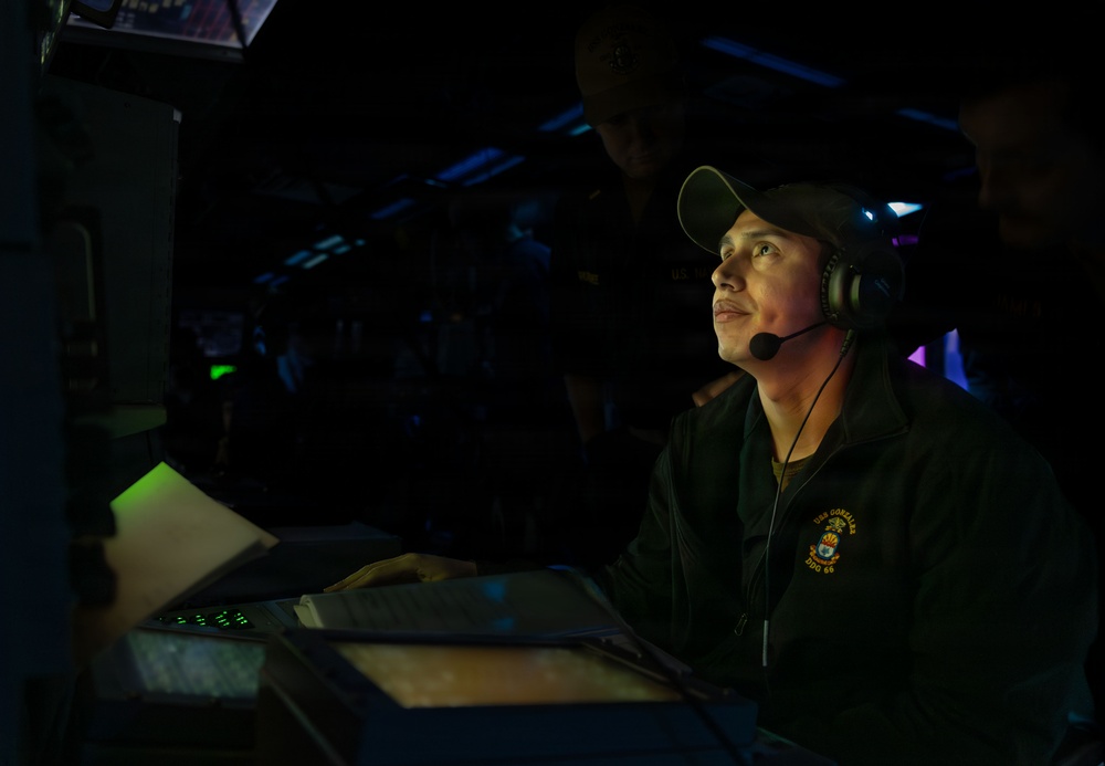 Watch standers aboard the USS Gonzalez (DDG 66)