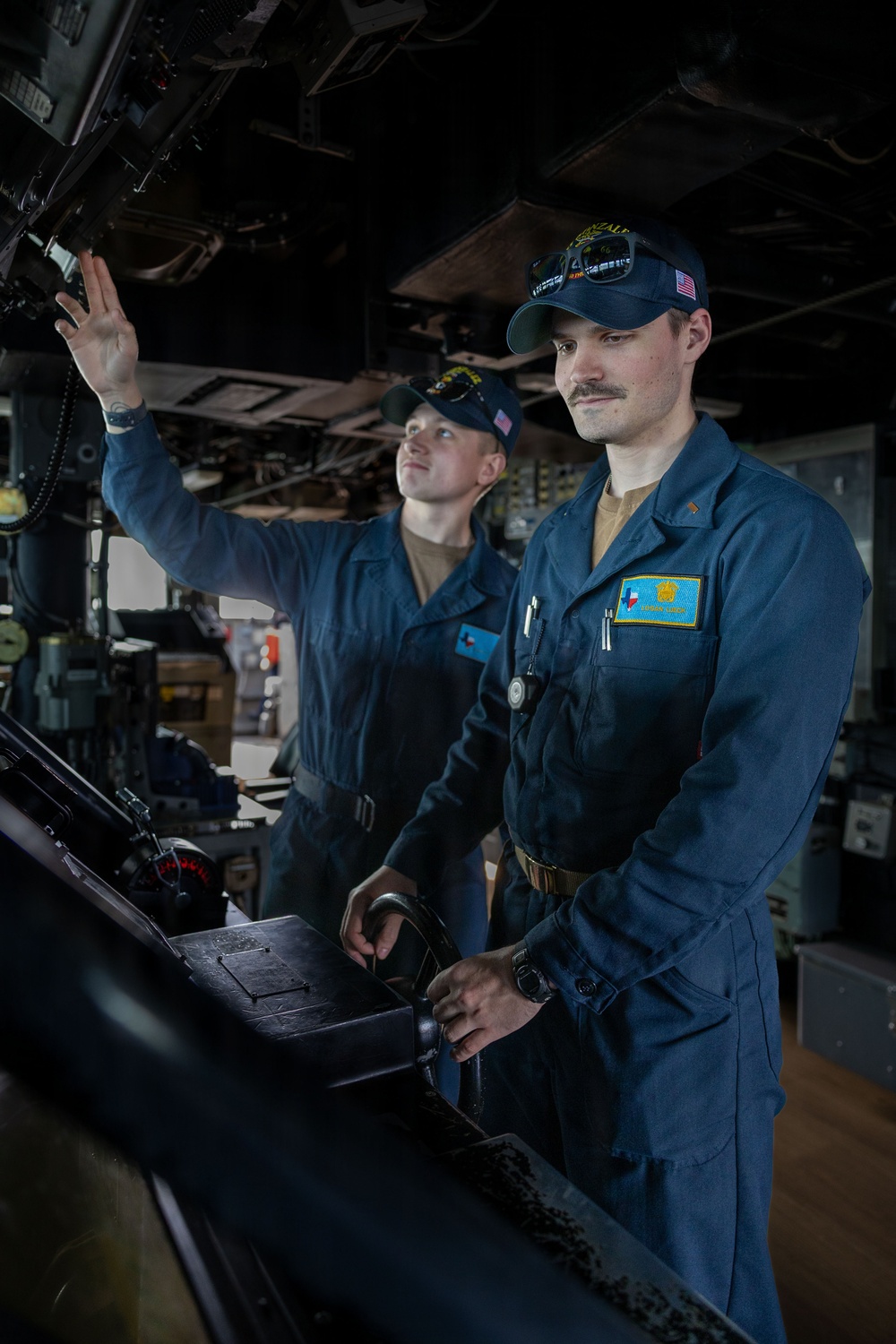 Watch standers aboard the USS Gonzalez (DDG 66)