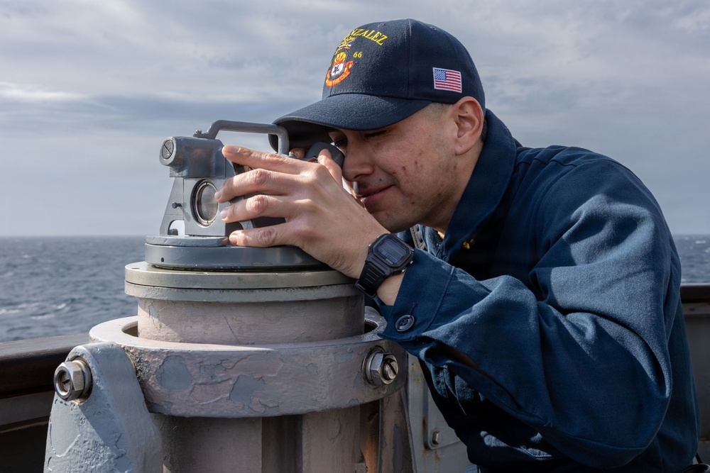 Watch standers aboard the USS Gonzalez (DDG 66)