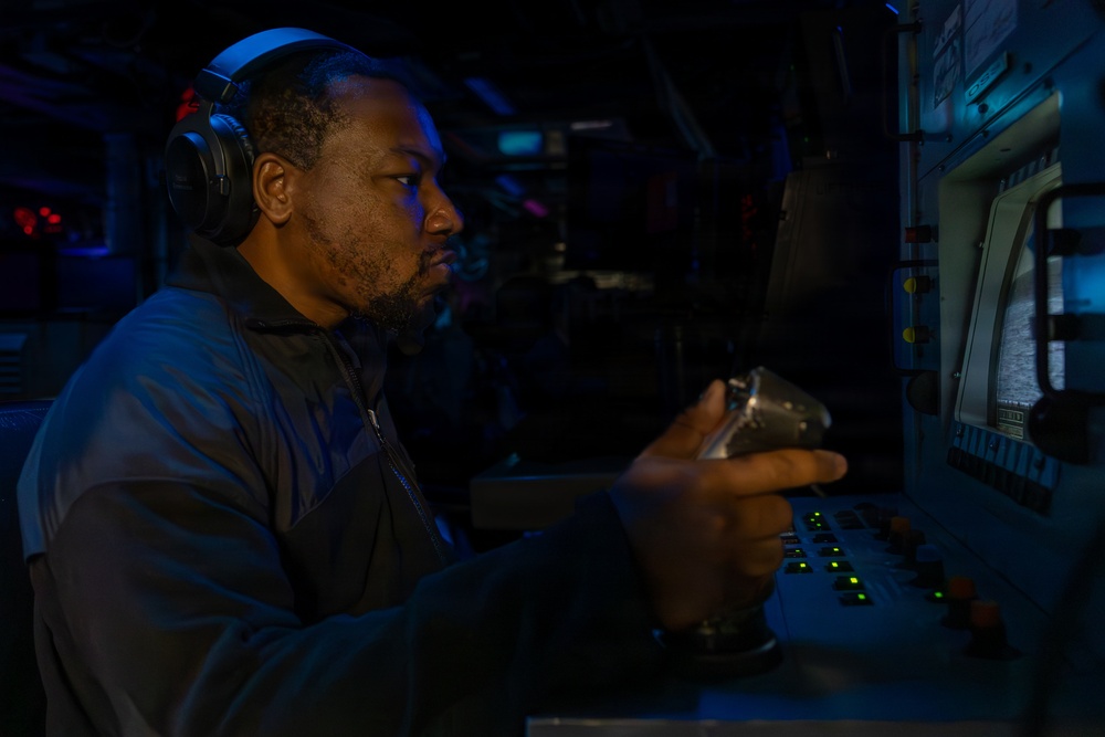 Watch standers aboard the USS Gonzalez (DDG 66)