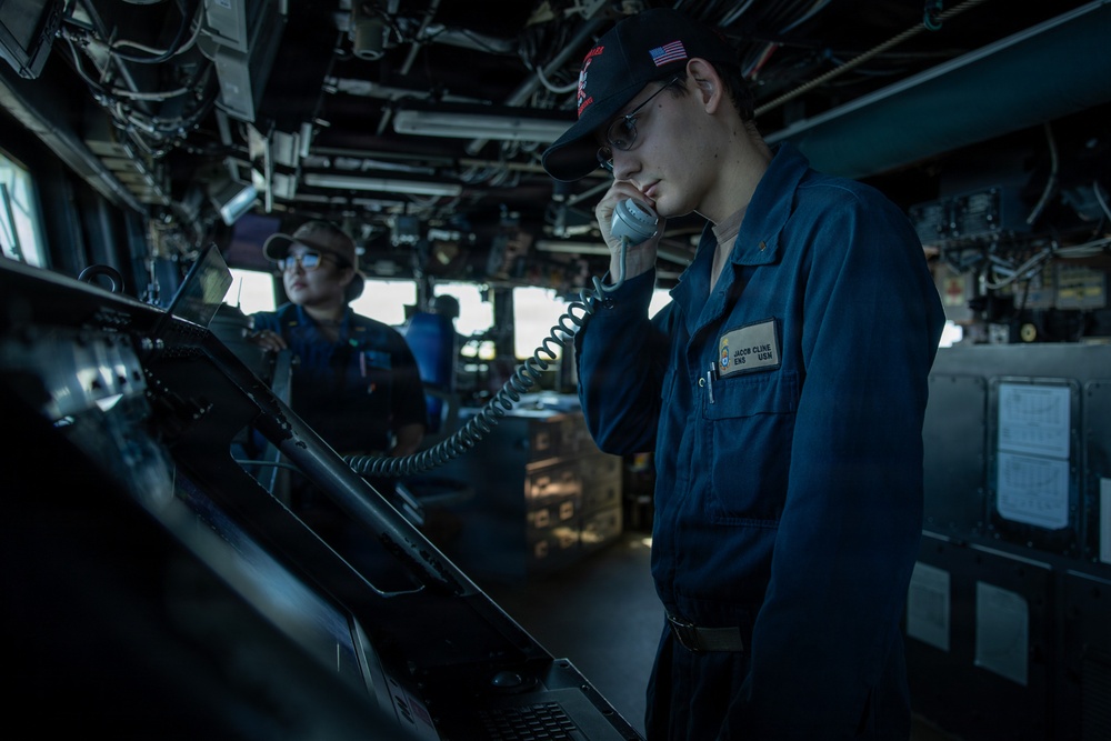 Watch standers aboard the USS Gonzalez (DDG 66)