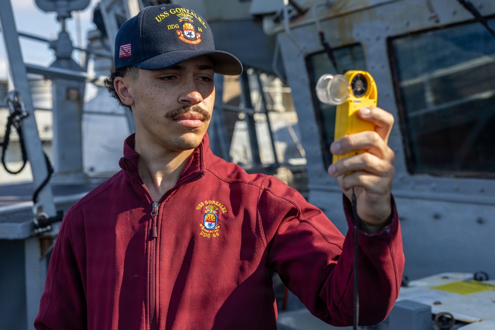 Watch standers aboard the USS Gonzalez (DDG 66)