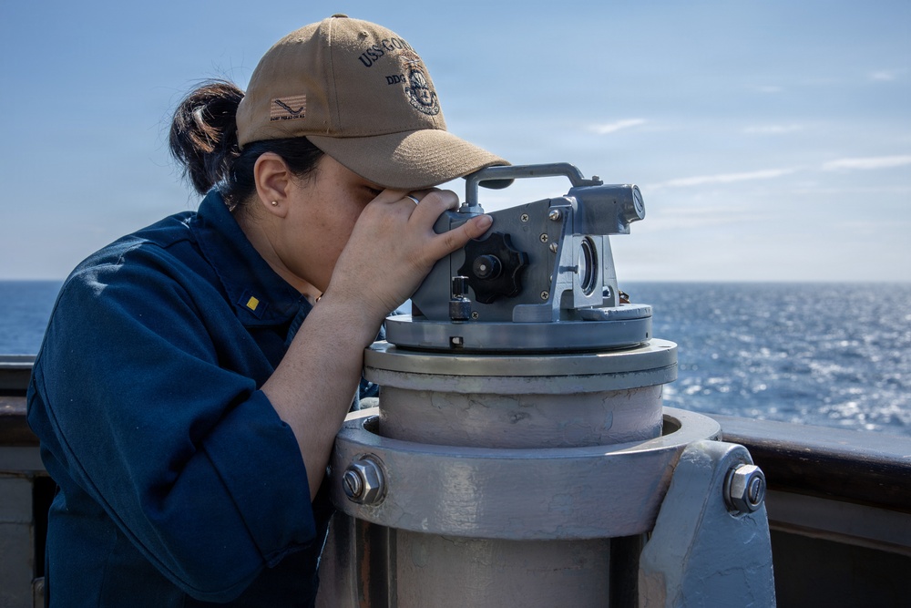 Watch standers aboard the USS Gonzalez (DDG 66)