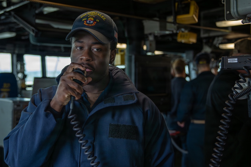 Watch standers aboard the USS Gonzalez (DDG 66)